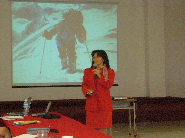 Elsa Ávila impartiendo conferencia
